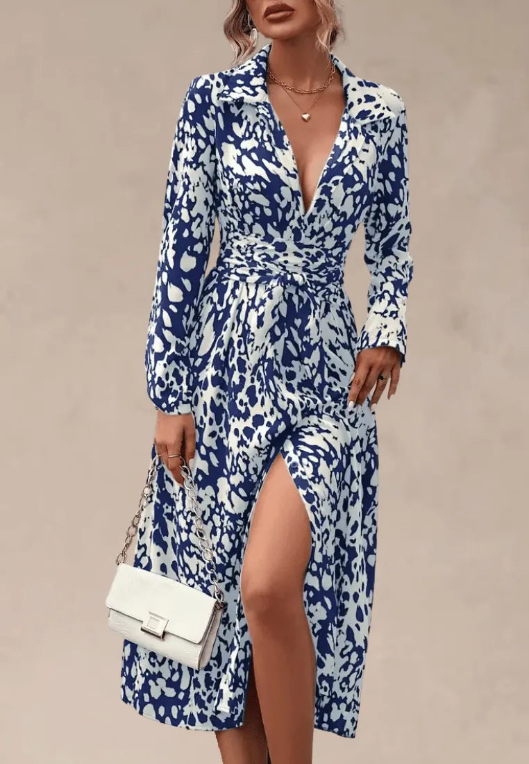 Niebieska sukienka koszulowa z printem wiązaniem i rozcięciem