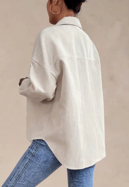 Kremowa koszula damska sztruksowa z kieszeniami i długim rękawem