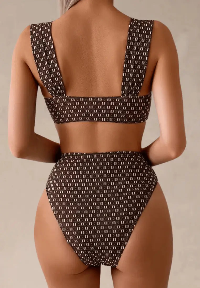 Brązowy strój kąpielowy dwuczęściowy damski w elegancki geometryczny wzór