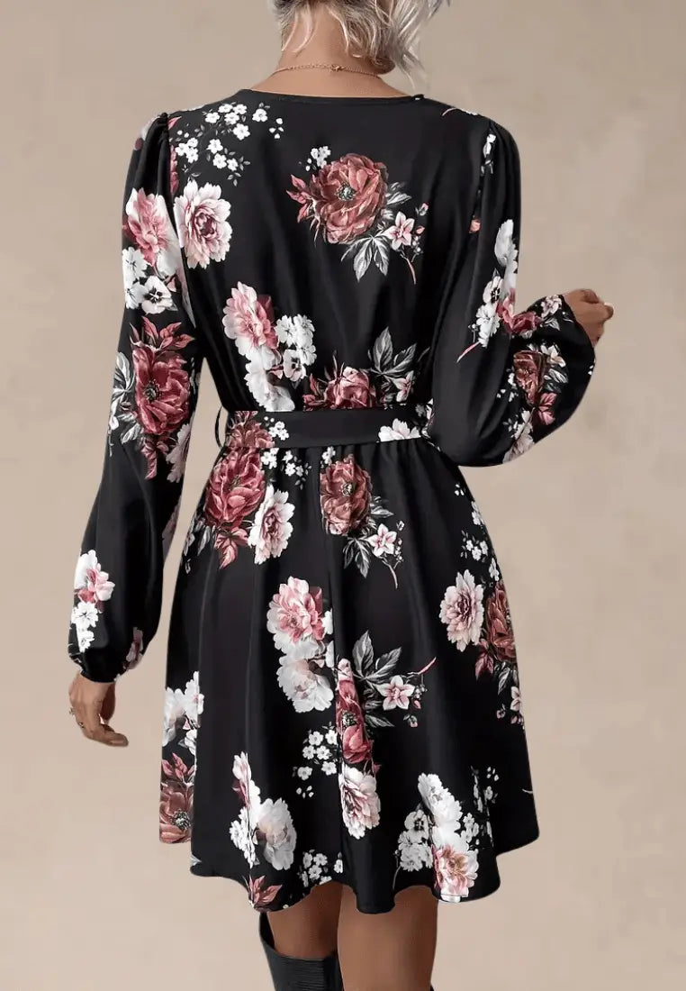 Czarna sukienka w kwiaty z kopertowym dekoltem i wiązaniem w talii