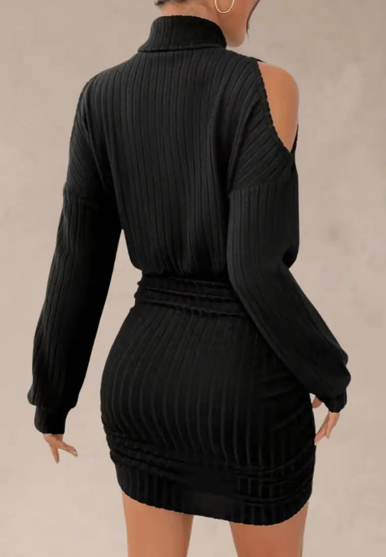 Czarna sukienka dzianinowa z odkrytymi ramionami i półgolfem