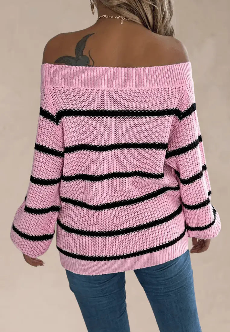 Różowy sweter damski w czarne paski z odkrytymi ramionami