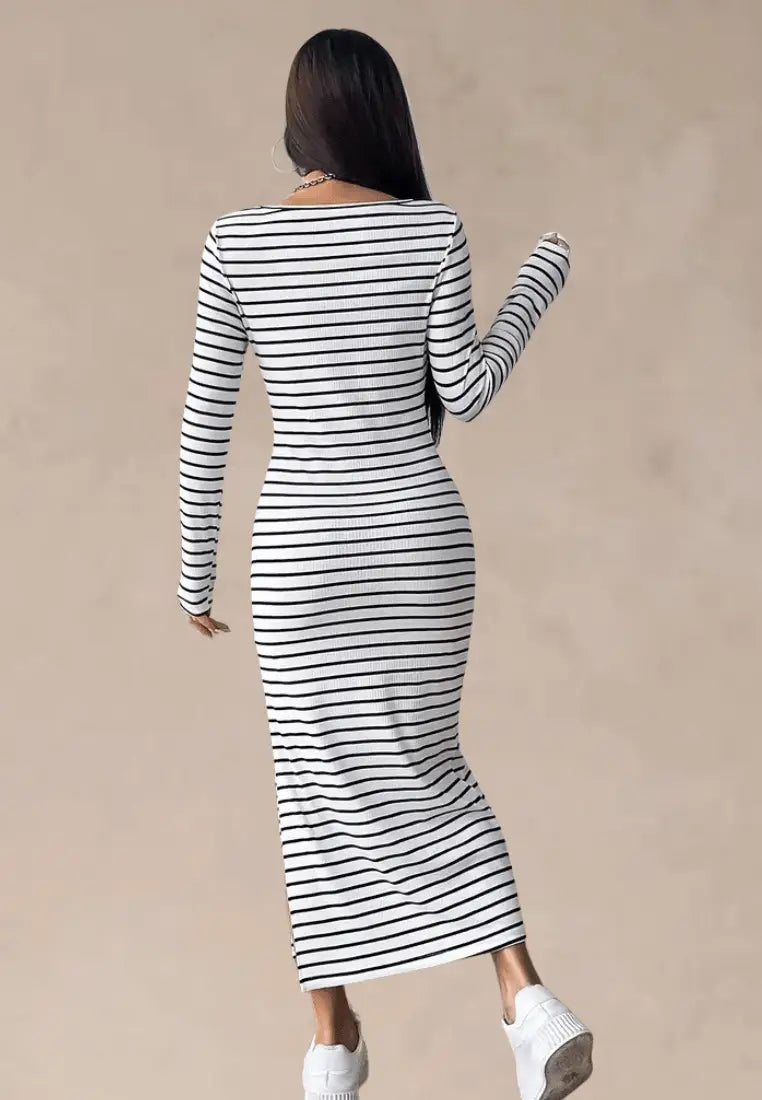 Biała sukienka prążkowana midi w paski z kwadratowym dekoltem