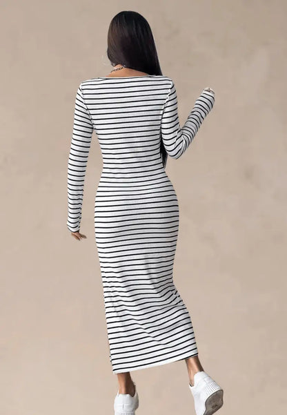 Biała sukienka prążkowana midi w paski z kwadratowym dekoltem