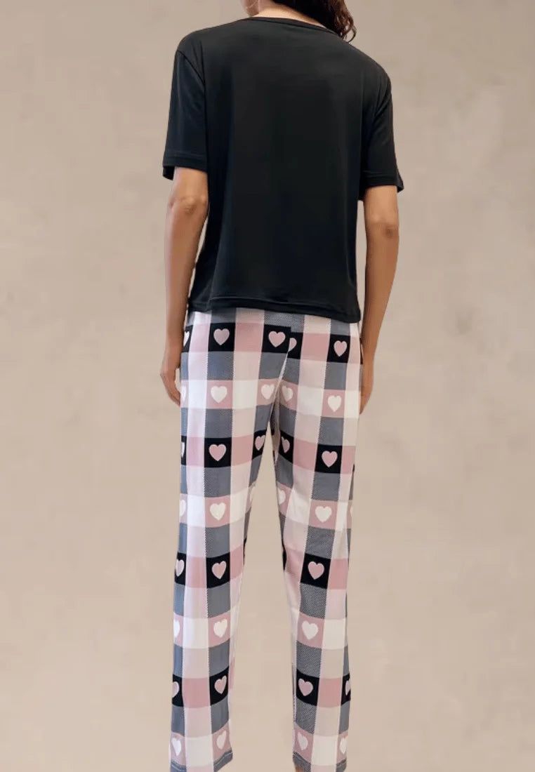 Komplet piżamowy damski z krótkim rękawem i długimi spodniami w kratę z serduszkami