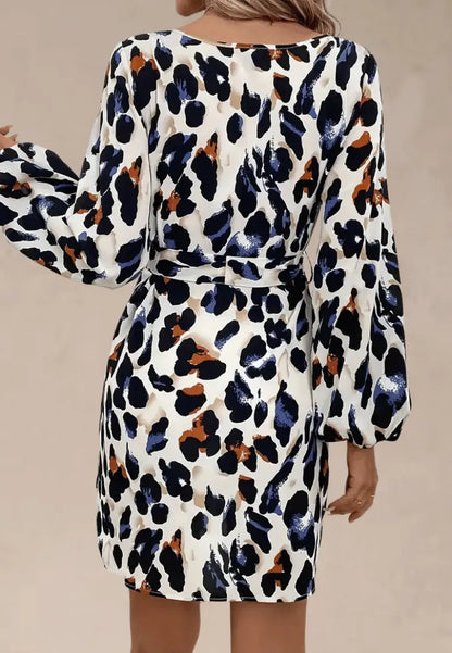 Kremowa sukienka w kolorowy wzór z paskiem i bufiastym rękawem