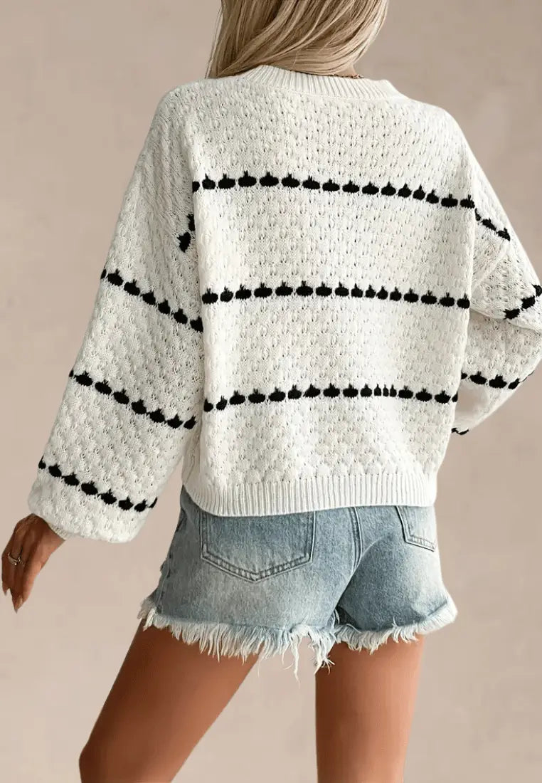 Biały sweter damski w czarne paski z okrągłym dekoltem