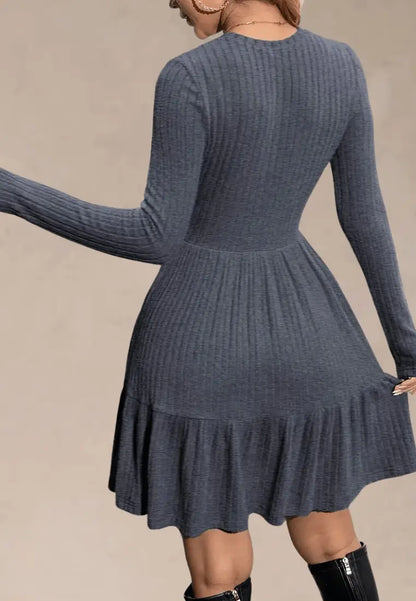 Grafitowa sukienka dzianinowa z rozkloszowanym dołem i rękawem