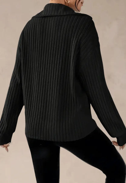 Czarny sweter damski prążkowany z zamkiem i kołnierzem