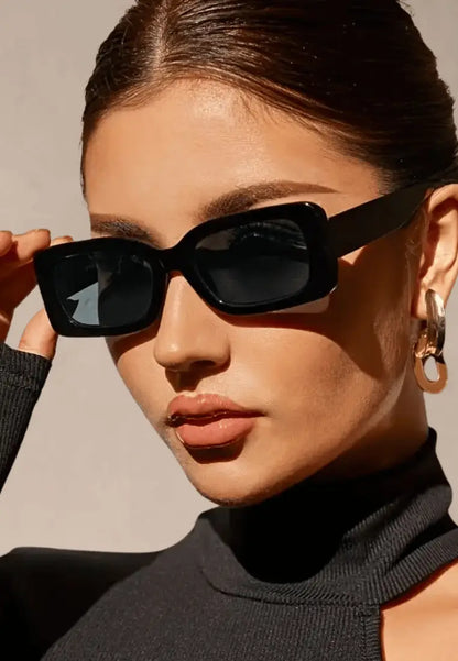 Czarne okulary przeciwsłoneczne damskie prostokątne klasyczne modne