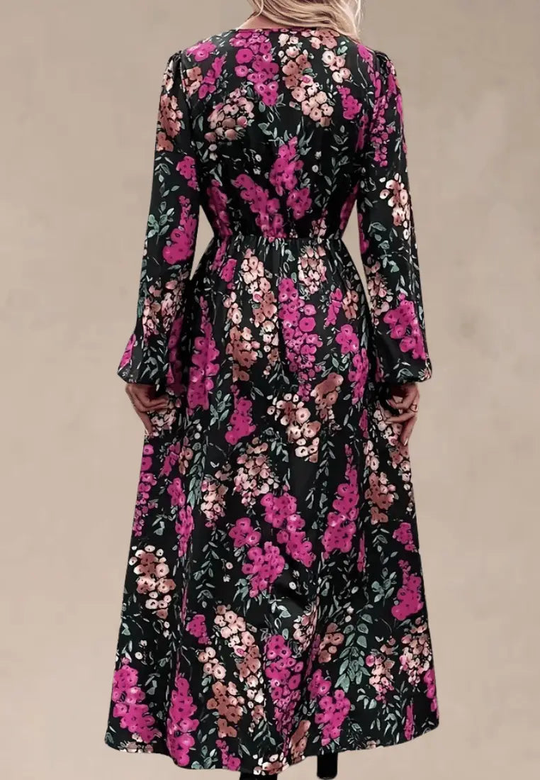 Czarna sukienka maxi w kwiaty z rozcięciem i dekoltem kopertowym