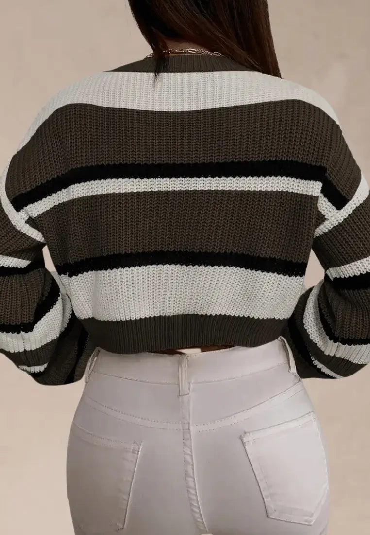 Brązowy sweter damski w czarno-białe poziome paski