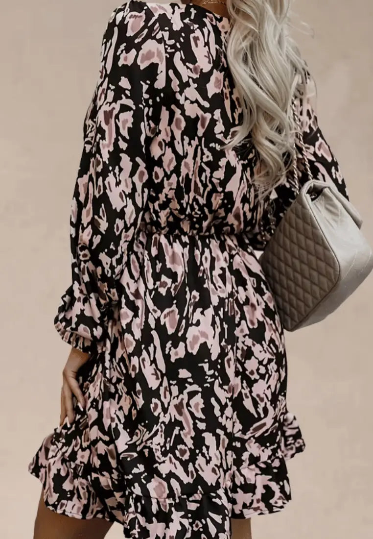 Brązowo‑czarna sukienka kopertowa w panterkę z wiązaniem w talii