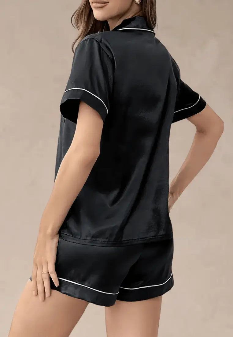 Czarny komplet piżamowy damski z koszulą i szortami satynowy