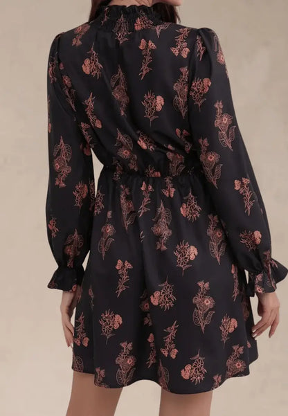 Czarna sukienka w kwiaty z paskiem i stójką