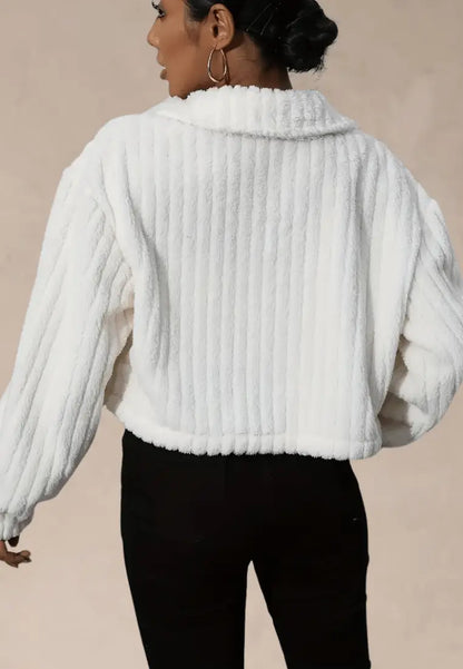 Biała kurtka damska polarowa krótka z guzikami i kieszeniami