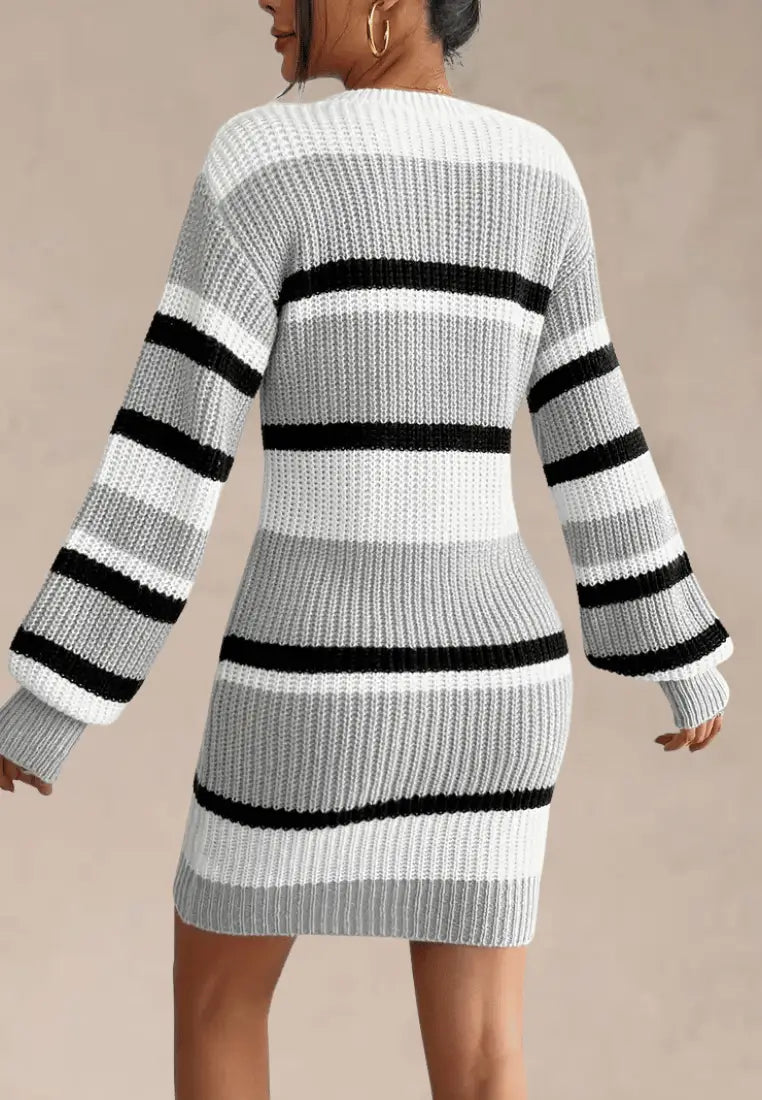 Szara sukienka swetrkowa w czarno-białe paski z długim rękawem
