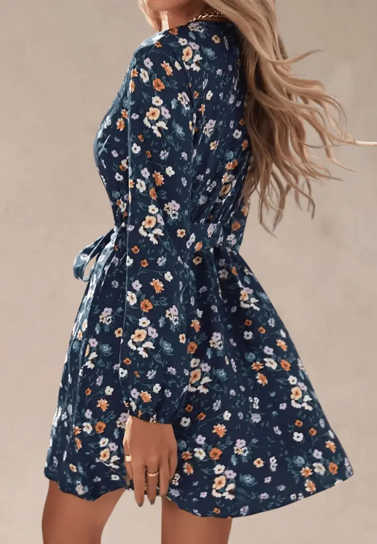 Granatowa sukienka w kwiaty z paskiem i długim rękawem