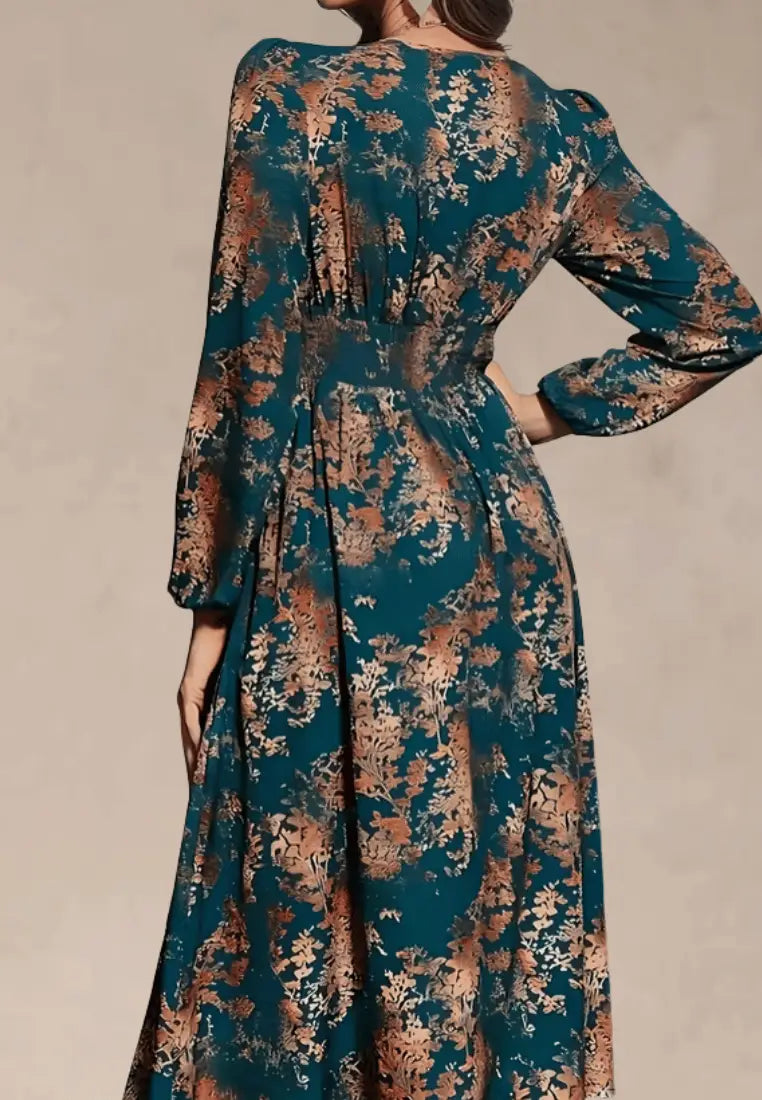 Zielona sukienka midi w kwiatowy wzór z rozcięciem i długim rękawem