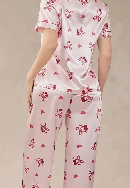 Różowy komplet piżamowy damski z krótkim rękawem i spodniami w serduszka i kokardki