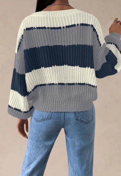 Biało-szary sweter damski w granatowe pasy z okrągłym dekoltem
