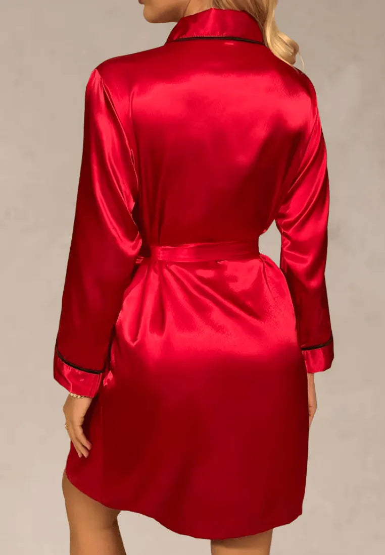 Czerwony szlafrok damski satynowy z długim rękawem i wiązaniem w pasie