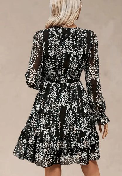 Czarna sukienka w kwiaty z falbaną i dekoltem V