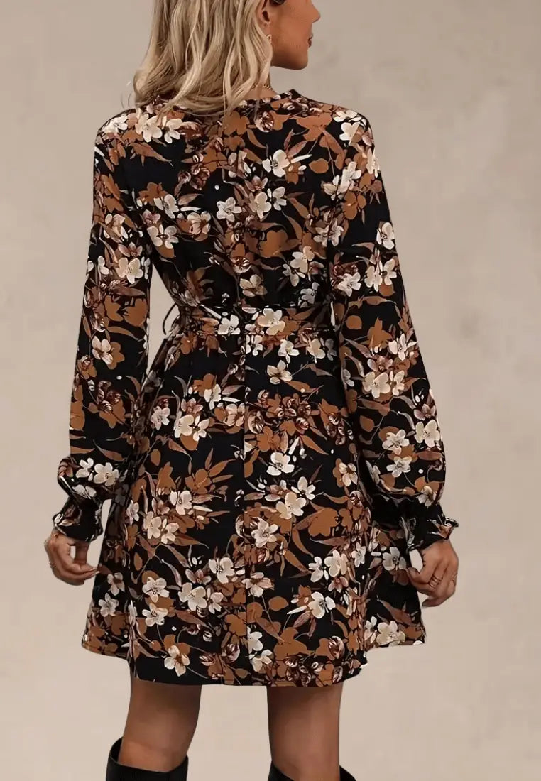 Czarna sukienka w kwiaty z paskiem i długim rękawem