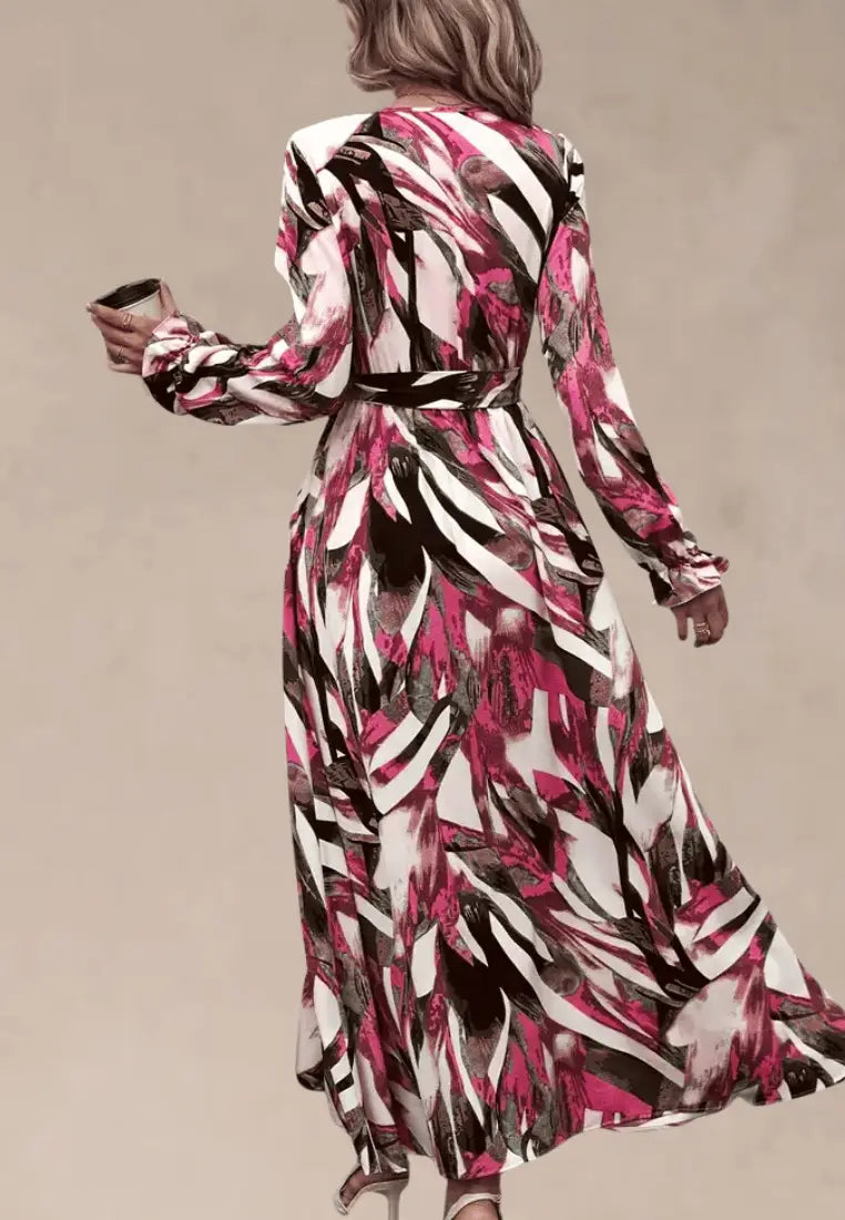 Różowa sukienka maxi we wzory z paskiem i dekoltem V