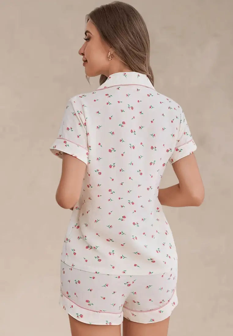 Kremowy komplet piżamowy damski z koszulą i spodenkami w kwiaty