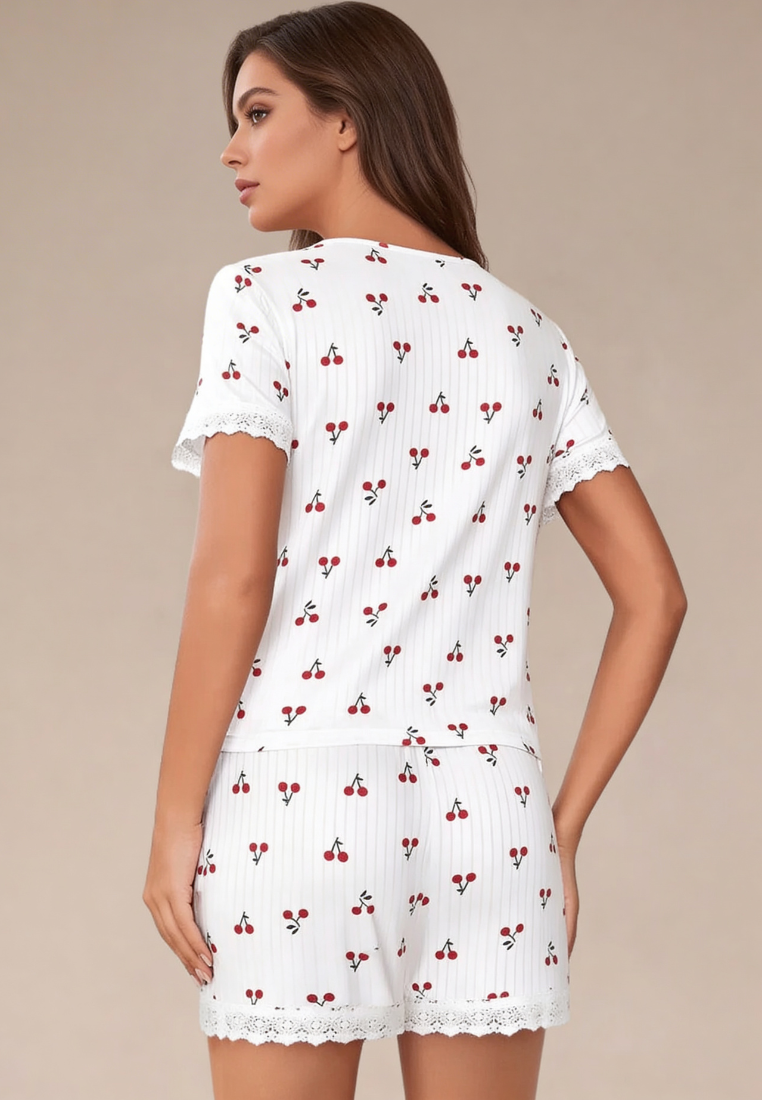 Biały komplet piżamowy damski z krótkim rękawem i spodenkami w wiśnie