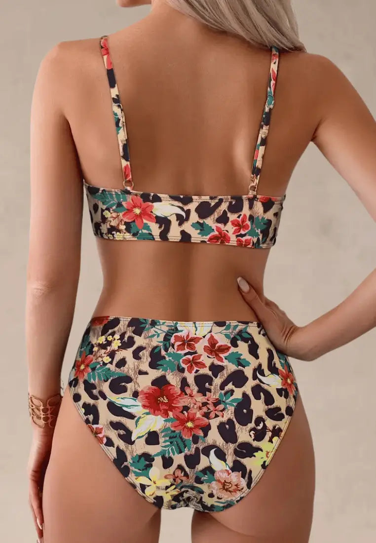 Beżowy strój kąpielowy dwuczęściowy damski w kwiatowo-panterkowy wzór