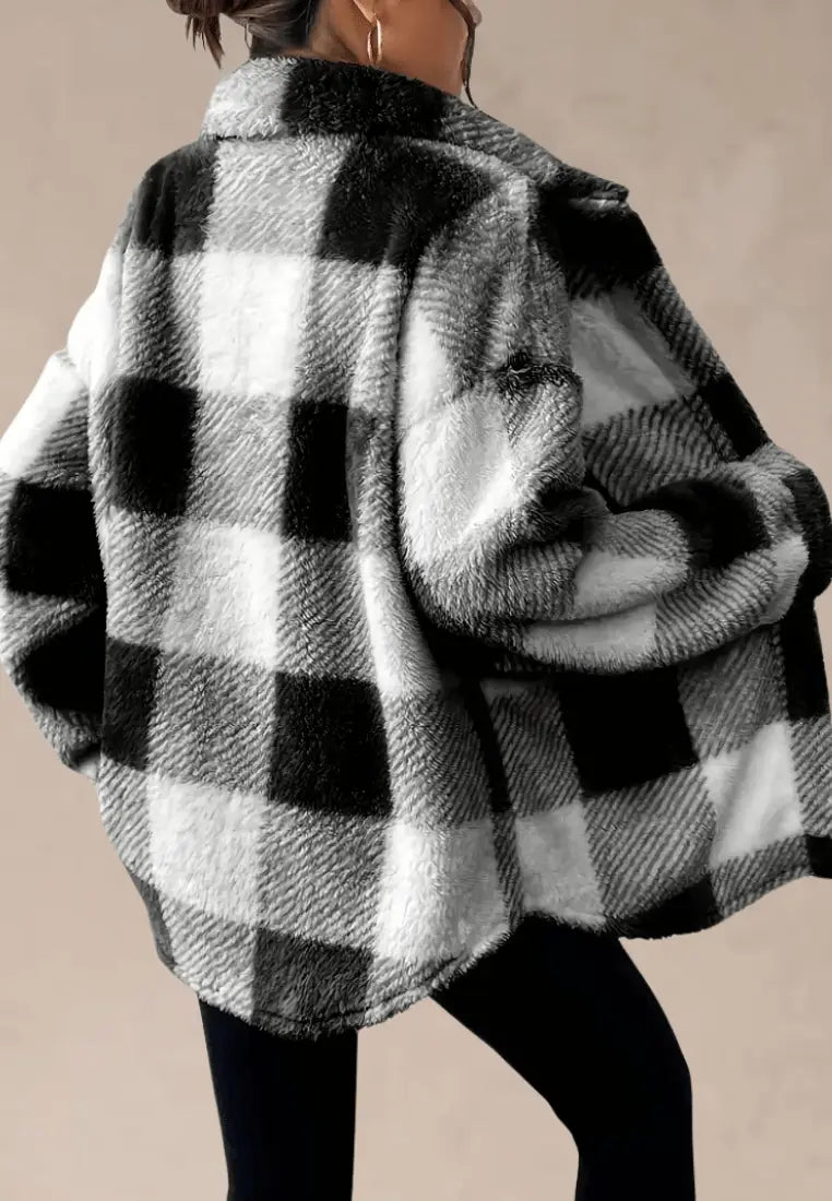 Czarna kurtka damska polarowa oversize w kratę z guzikami