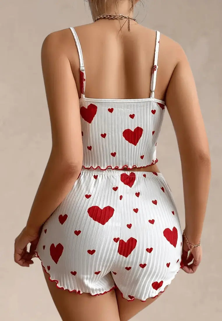 Biały komplet piżamowy damski z topem i szortami w serduszka