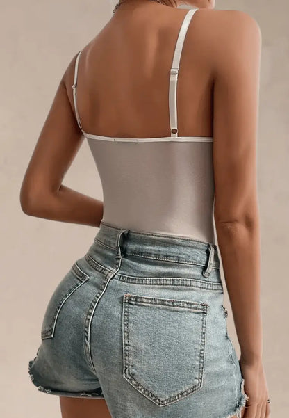 Białe body damskie koronkowe z fiszbinami i podwójnymi ramiączkami