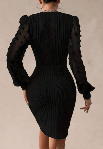 Czarna sukienka z prążkowanej dzianiny i tiulowym rękawem