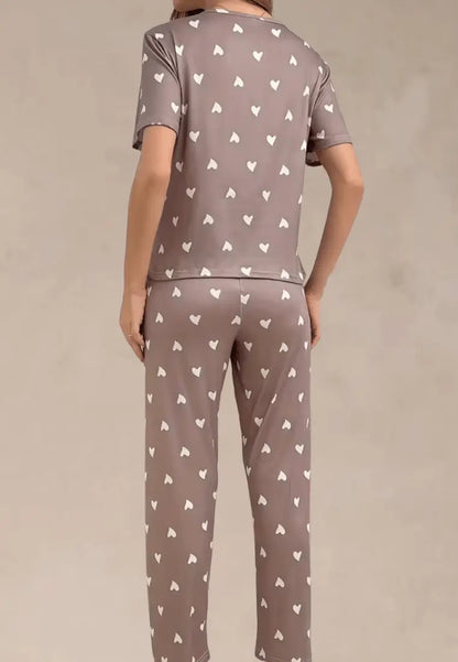 Brązowy komplet piżamowy damski z krótkim rękawem i długimi spodniami w białe serca