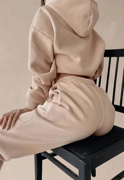 Beżowy komplet dresowy damski z kapturem i elastycznymi nogawkami