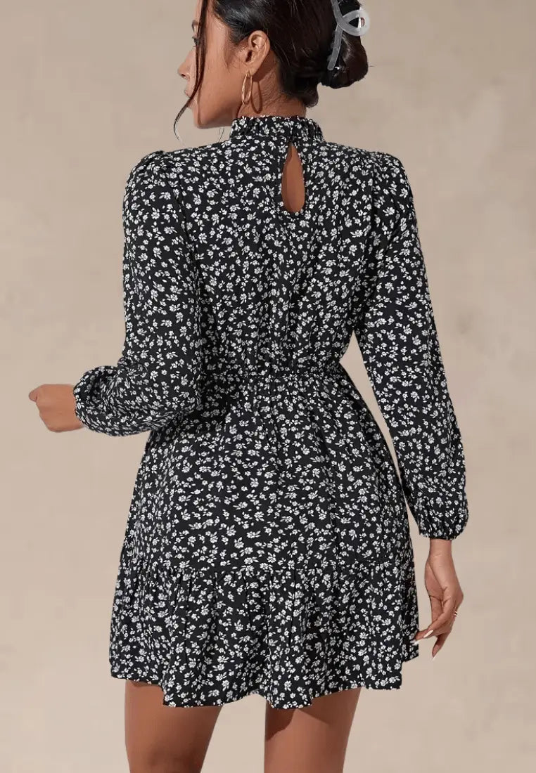 Czarna sukienka w drobne kwiaty z długim rękawem i stójką