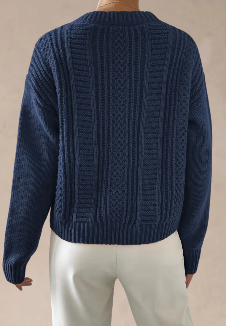 Granatowy sweter damski z grubym splotem i warkoczowym wzorem