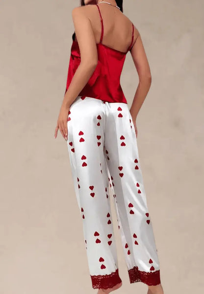 Czerwony komplet piżamowy damski z satynowym topem i spodniami w serca