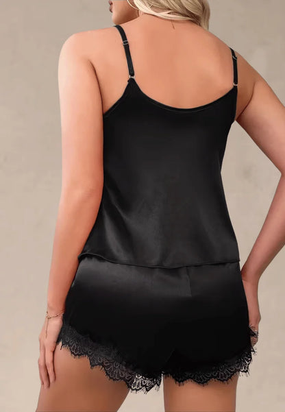 Czarny komplet piżamowy damski satynowy na ramiączkach z szortami i koronką