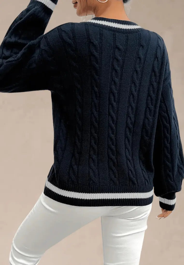 Granatowy sweter damski z dekoltem V i warkoczowym splotem