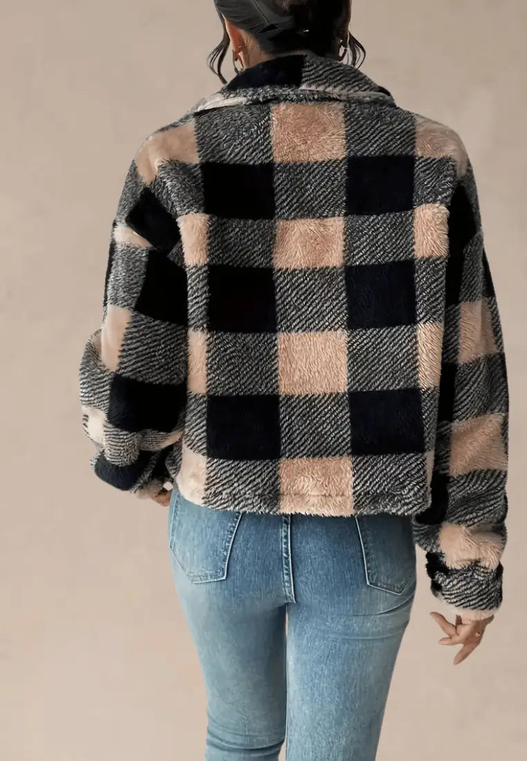 Czarno-beżowa kurtka damska polarowa krótka w kratę z guzikami