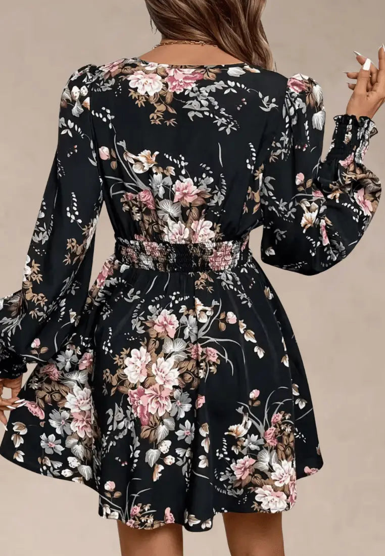 Czarna sukienka w kwiatowy wzór z dekoltem V i długim rękawem
