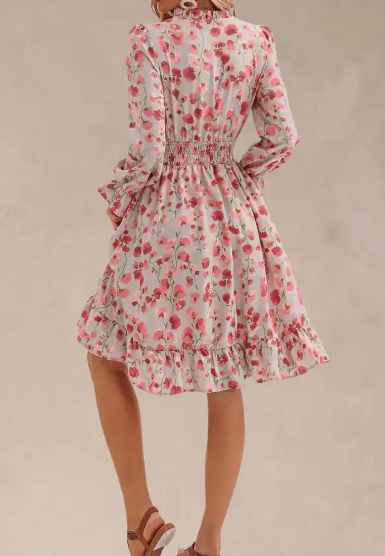 Różowa sukienka z kwiatami falbanką i gumką w talii midi fason