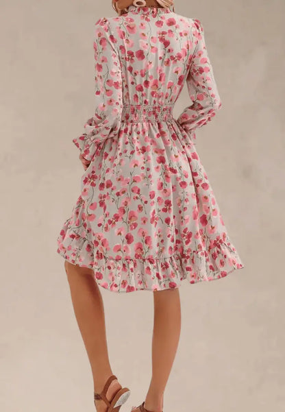 Różowa sukienka z kwiatami falbanką i gumką w talii midi fason