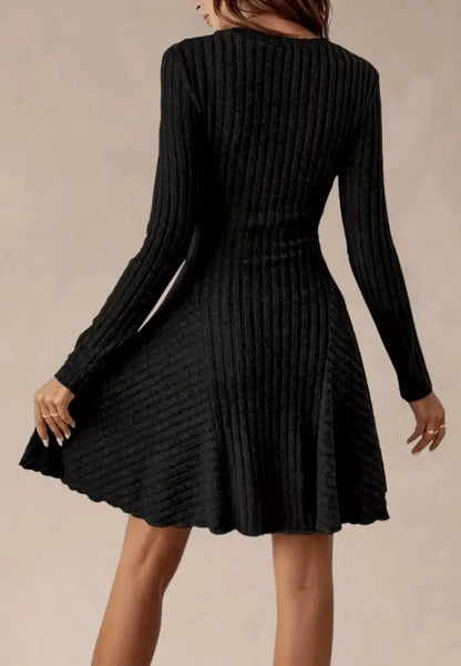 Czarna sukienka dzianinowa V‑neck z długim rękawem i prążkowaną tkaniną