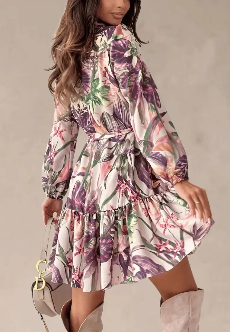 Wielokolorowa sukienka z liściastym printem wiązana z falbaną