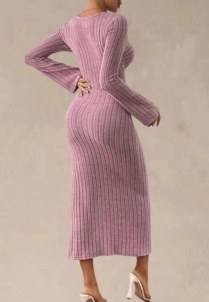 Różowa sukienka dopasowana prążkowana z rozcięciem i dekoltem